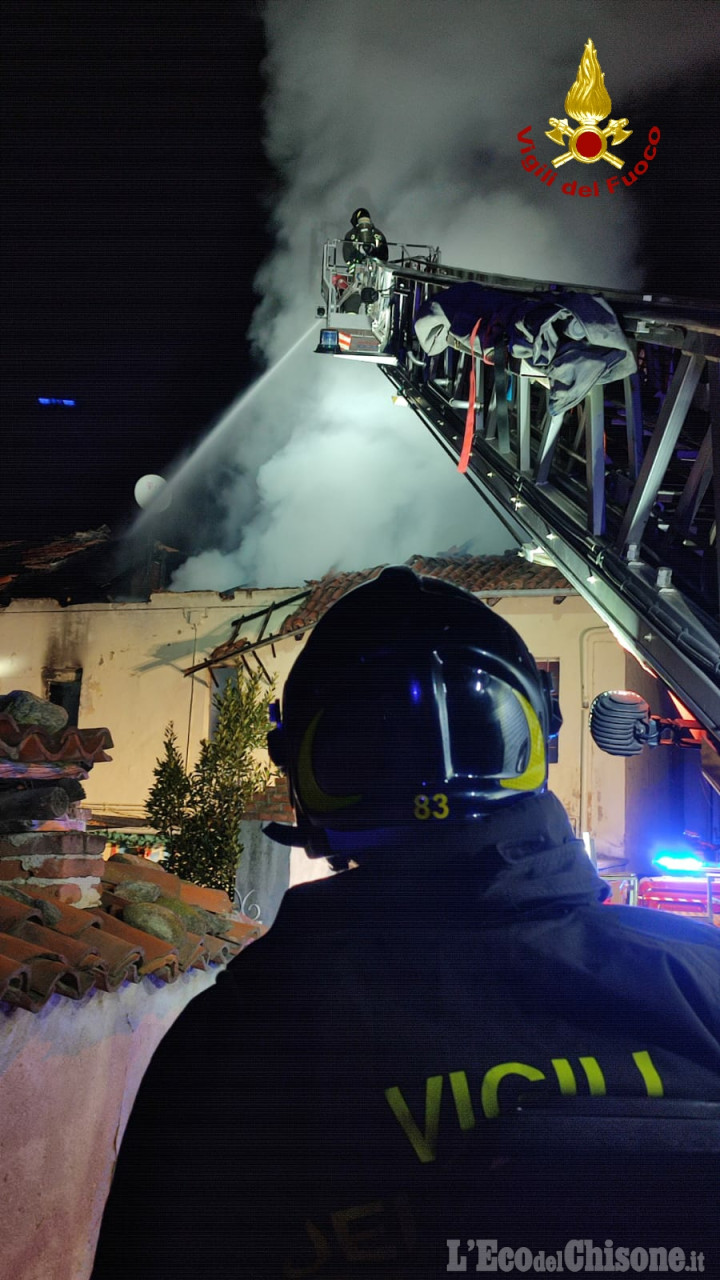 Sangano: fiamme sul tetto di un'abitazione di via san Lorenzo