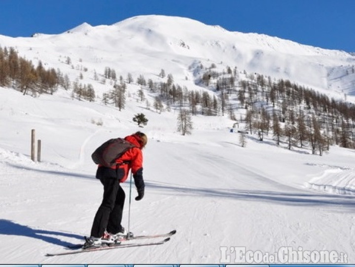 Carnevale sulla neve, &quot;Clot mania&quot; a Pragelato, maschere sugli sci stretti, fiaccole a Borgata