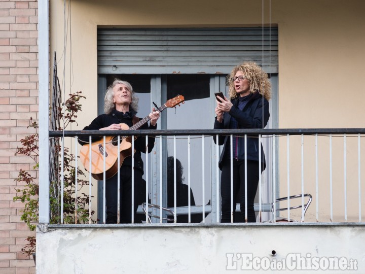 In concerto dai balconi e dalle finestre: il mondo della musica si fa sentire
