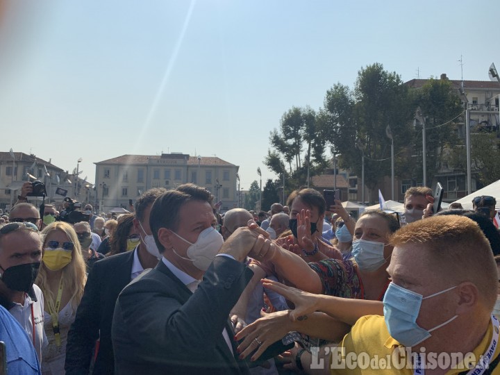 Bagno di folla per l'ex premier Conte anche a Nichelino