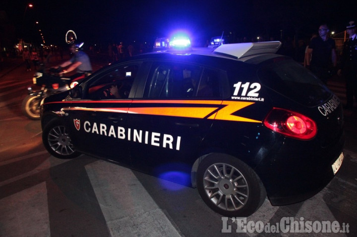 Saluzzo: rubato abiti da un manichino, denunciati due giovani