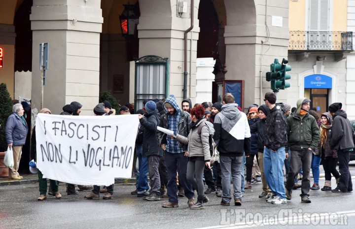 Pinerolo: presidio antifascista questa mattina senza tensioni, i 5Stelle: «No al fascismo, ma non partecipiamo a raduno &quot;sinistra derelitta&quot;