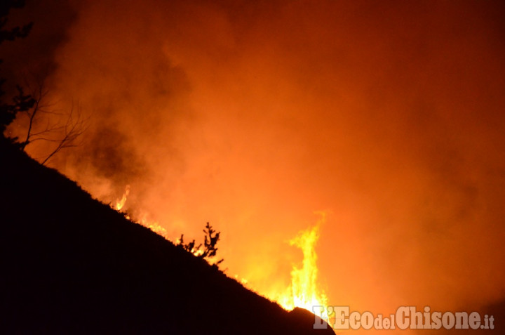 Cumiana: il monte Tre Denti sta ancora bruciando, 22 volontari Aib impegnati