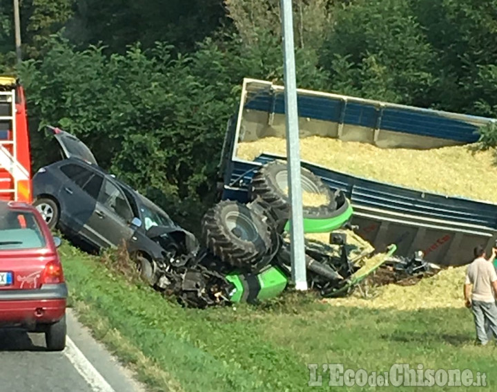 Cumiana: trattore si ribalta, carambola di mezzi e tre feriti