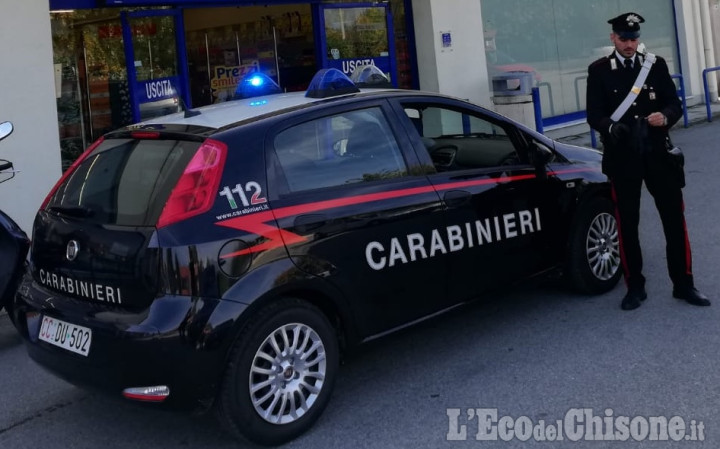 Beinasco: graffia vigilante con uno stuzzicadenti per tentare la fuga, arrestato