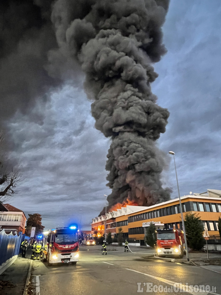 Beinasco: azienda in fiamme, maxi incendio nell’area industriale