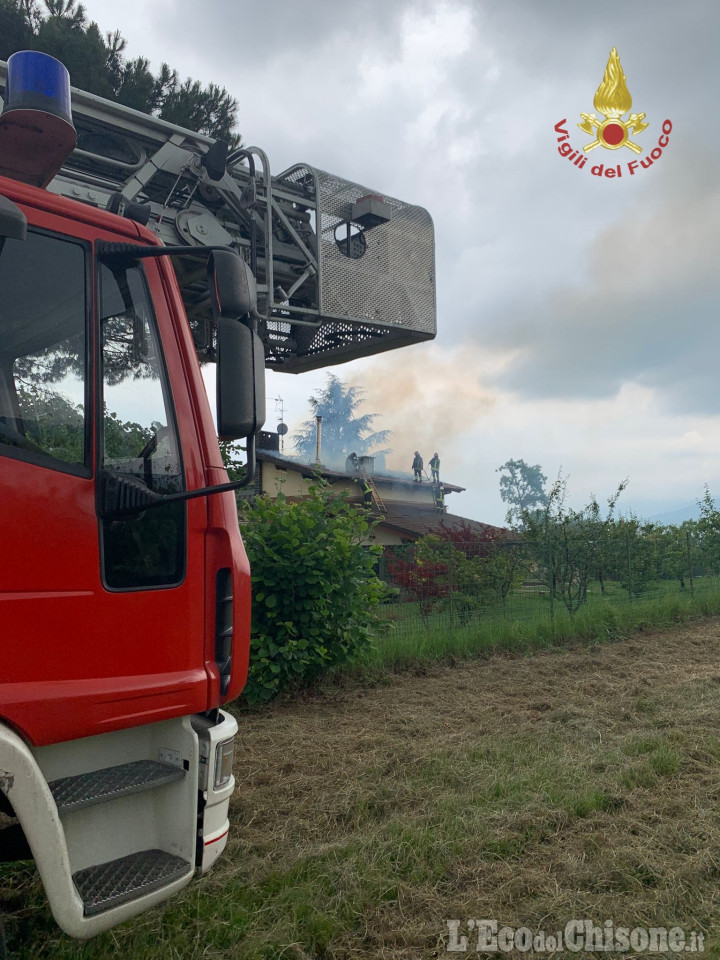 Bricherasio: fiamme sul tetto di un'abitazione di via Molarosso, Vigili del fuoco in azione