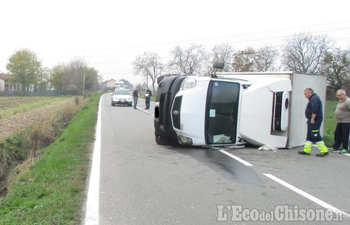 Orbassano: autocarro si ribalta in strada Candiolo, illeso il conducente