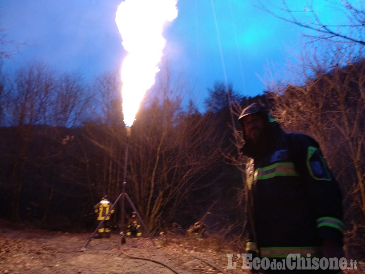 Cumiana: Vigili del fuoco al lavoro per svuotare l’autocisterna bloccata