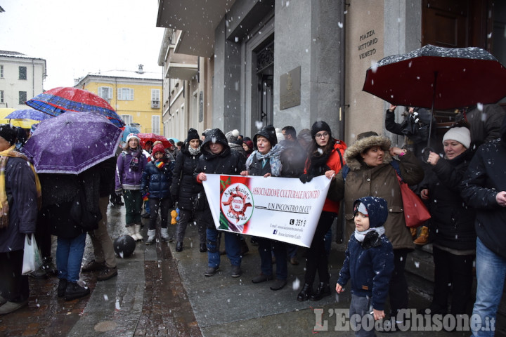 Pinerolo: catena umana attorno al municipio per &quot;restare umani&quot;