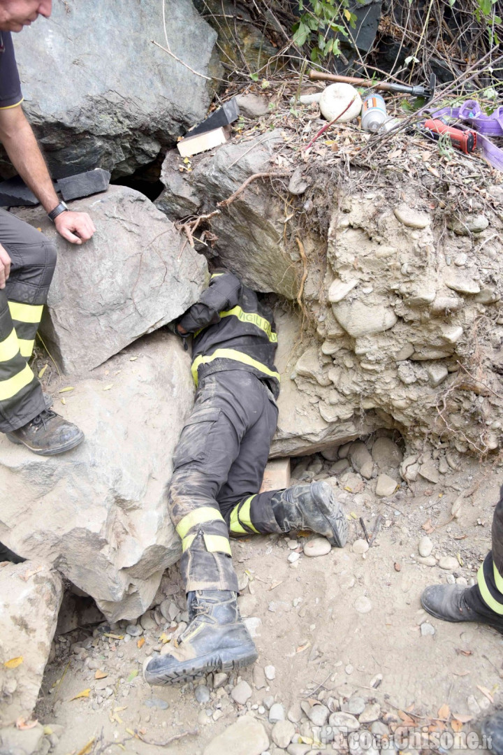 Garzigliana: cane incastrato tra le pietre di un torrente, l&#039;intervento dei Vigili del fuoco