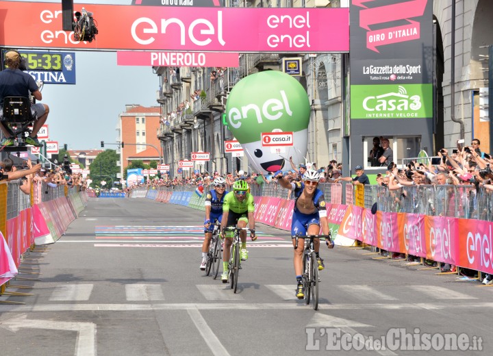 Giro d&#039;Italia 2016: Matteo Trentin trionfa in volata sul traguardo di Pinerolo