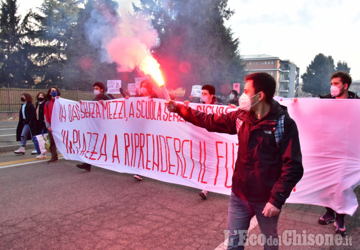 Pinerolo: gli studenti tornano a manifestare contro dad, insicurezza e tagli