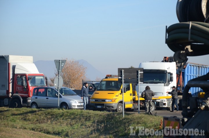 A Pinerolo i manifestanti minacciano: «Domani isolamento totale»