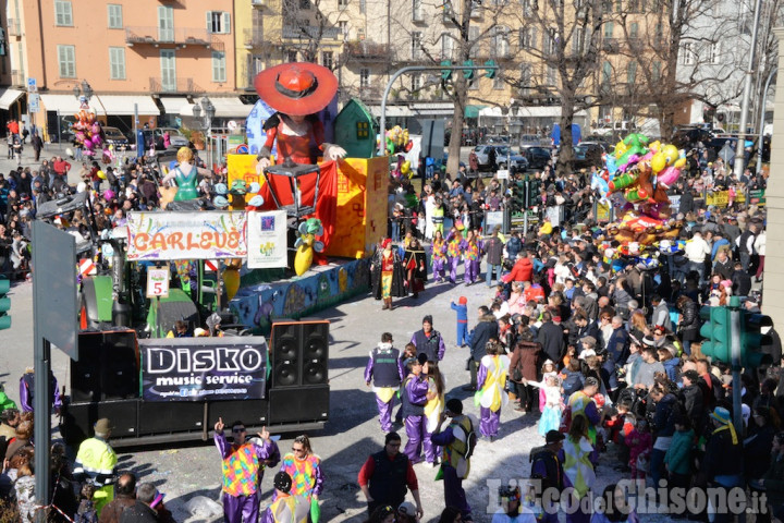 Carnevale di Pinerolo: folla da Giro d&#039;Italia, premiato il carro di Romanisio