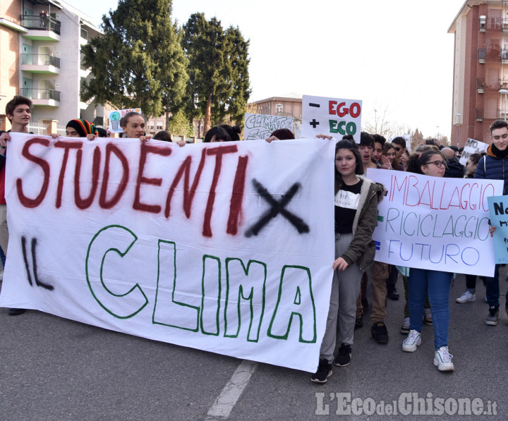 #FridaysforFuture: a Pinerolo il colorato corteo degli studenti