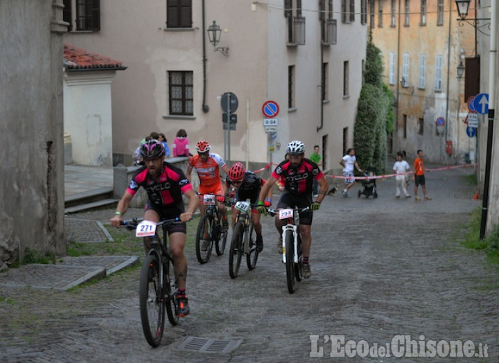 In 180 per la mtb di notte in centro storico: i vincitori a Pinerolo