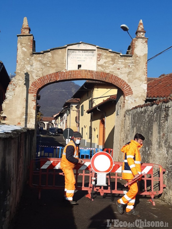 Frossasco: lavori all'ingresso del paese per riparare Porta Pinerolo