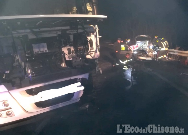Orbassano: tir contro auto in strada Stupinigi, 70enne in ospedale