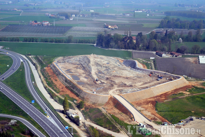 Un parco alberato sulla collina dell' ex discarica
