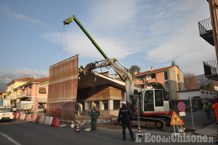 Luserna S.G.: iniziata la demolizione dell'ex distributore Agip