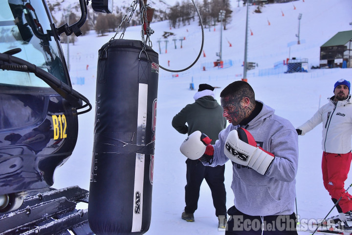 Sestriere: allenamenti sulla neve per il campione europeo di boxe Alessio Lorusso