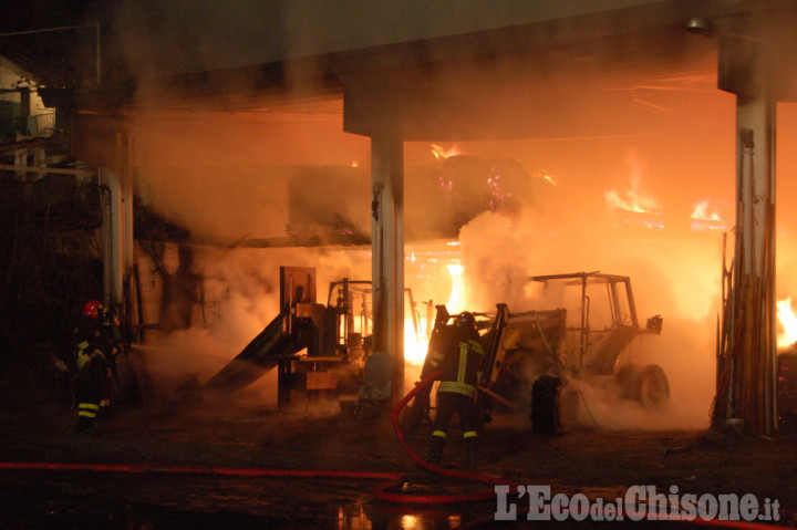 Pomaretto: incendio nella notte a un capannone in borgata Pons