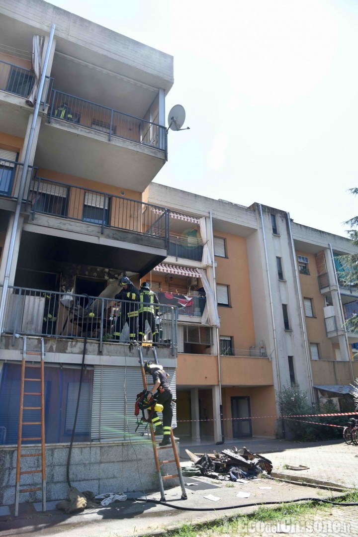 Pinerolo: incendio alle case popolari, due intossicati lievi e sei famiglie evacuate