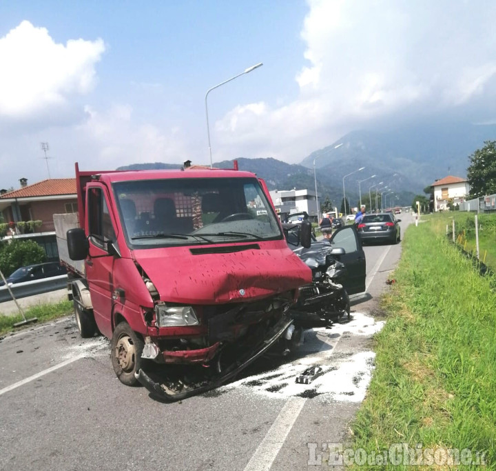 Revello: scontro tra auto e camion, pensionato in ospedale