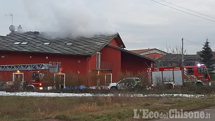 San Secondo: fiamme sul tetto di un'abitazione, Vigili del fuoco in azione