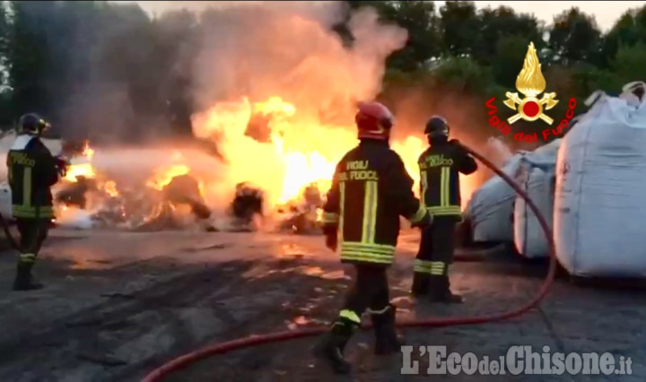 Orbassano: incendio all’ex Servizi Industriali, in fiamme alcuni contenitori di rifiuti
