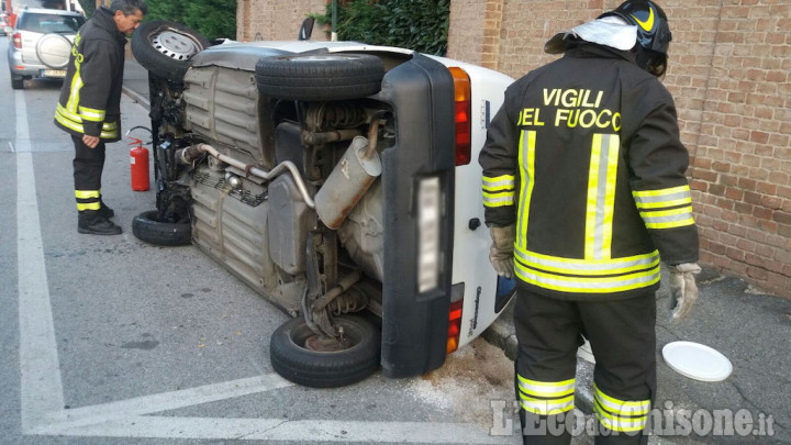 Incidente a Pinerolo: auto ribaltata su una fiancata dopo un sorpasso