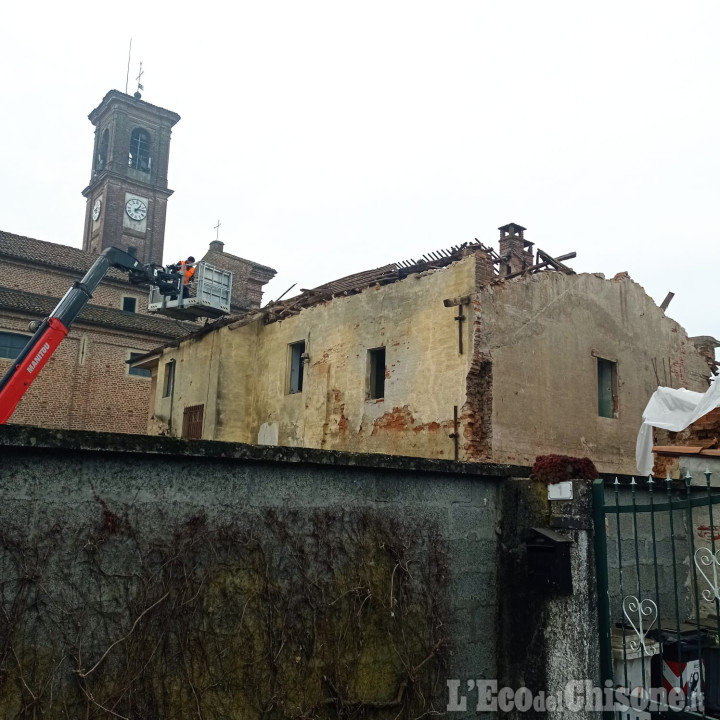 Osasio: è iniziata la demolizione dell’ex casa parrocchiale 