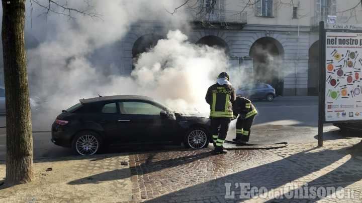 Pinerolo: auto in fiamme in corso Torino