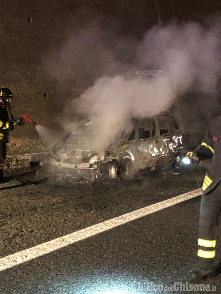 Orbassano: auto in fiamme in tangenziale all'uscita Interporto