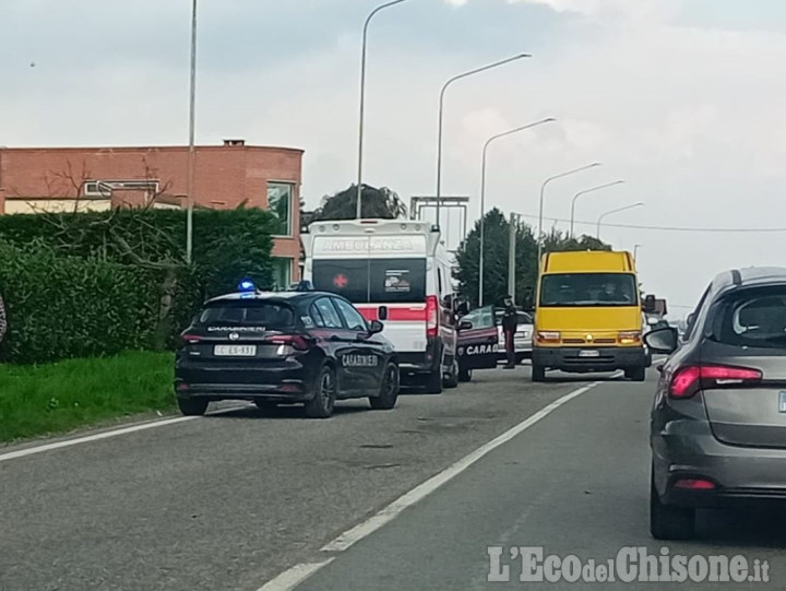 Scontro tra moto e auto in via Val Pellice, ferito motociclista