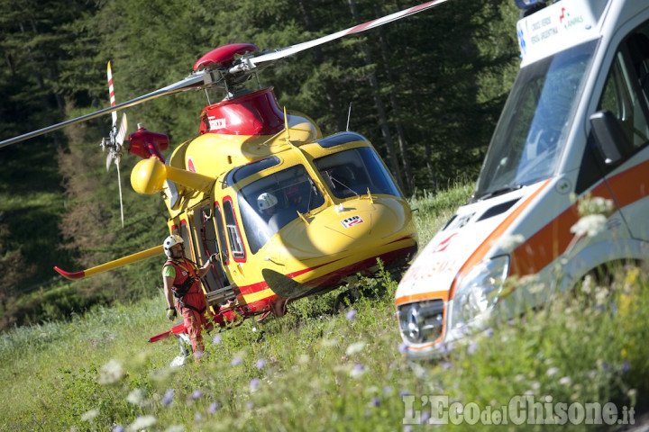 San Pietro Val Lemina: auto nel torrente, brutta avventura per una famiglia