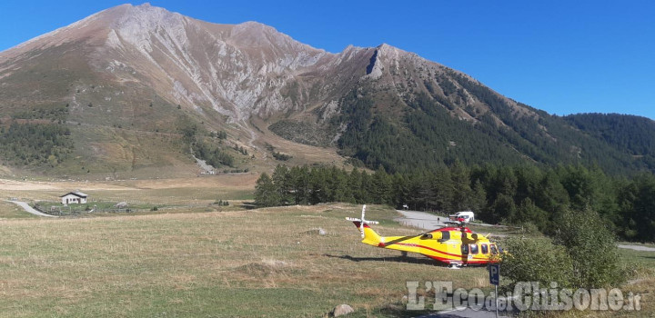 Ciclista caduto sulla strada per Pian dell'Alpe, soccorso con l'elicottero