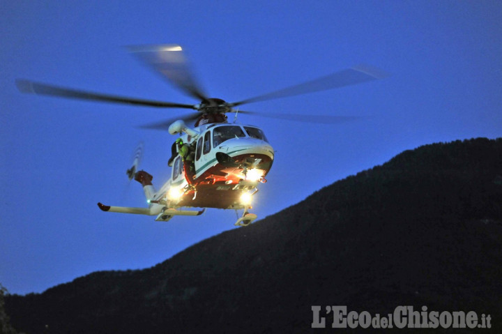 Roure: ferito ad un occhio mentre maneggiava dei vecchi proiettili, 31enne in ospedale