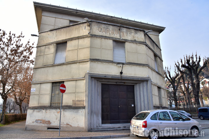 Serata di solidarietà con il vescovo di Pinerolo per finanziare la "stazione di Posta" nell'ex caserma dei Carabinieri