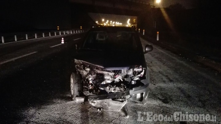 Beinasco: sbanda e piomba contro il guard rail, grave 27enne