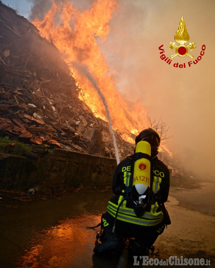 Frossasco: continua incessante il lavoro dei Vigili del fuoco per spegnere il rogo all&#039;ex Annovati