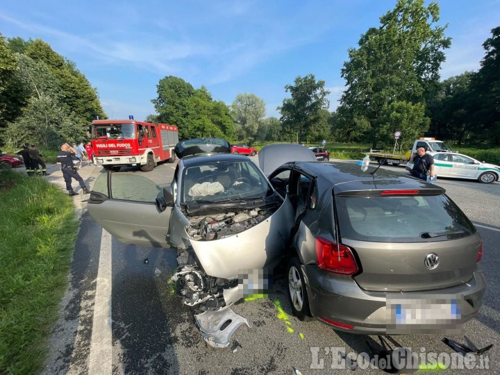 Scontro fra auto sulla Provinciale tra Stupinigi e Orbassano: due feriti