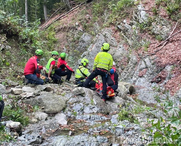 Massello: si rompe una gamba mentre cercava funghi, donna recuperata dal Soccorso Alpino