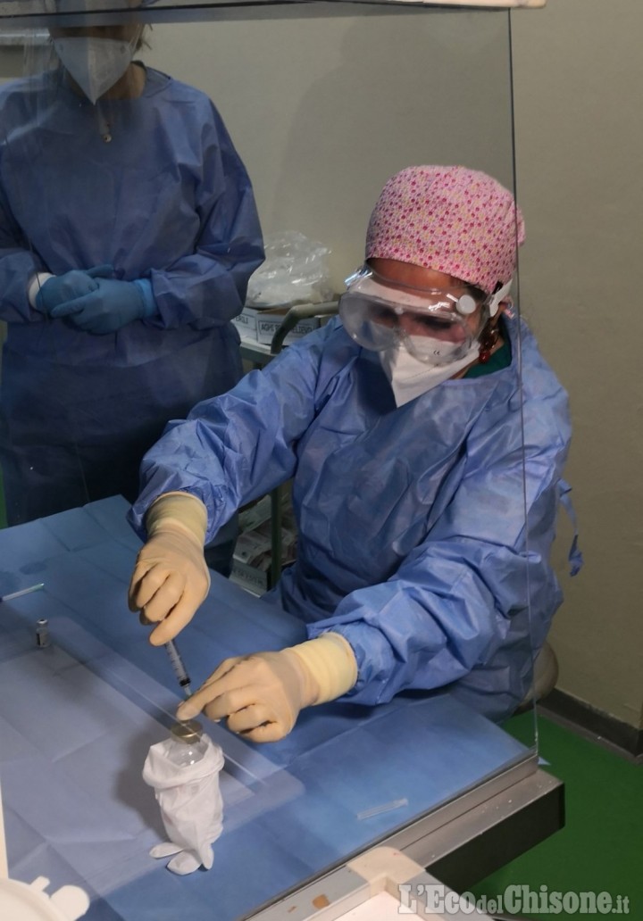 Vaccino anti Covid: negli ospedali di Pinerolo e Rivoli vaccinati i primi  240 sanitari