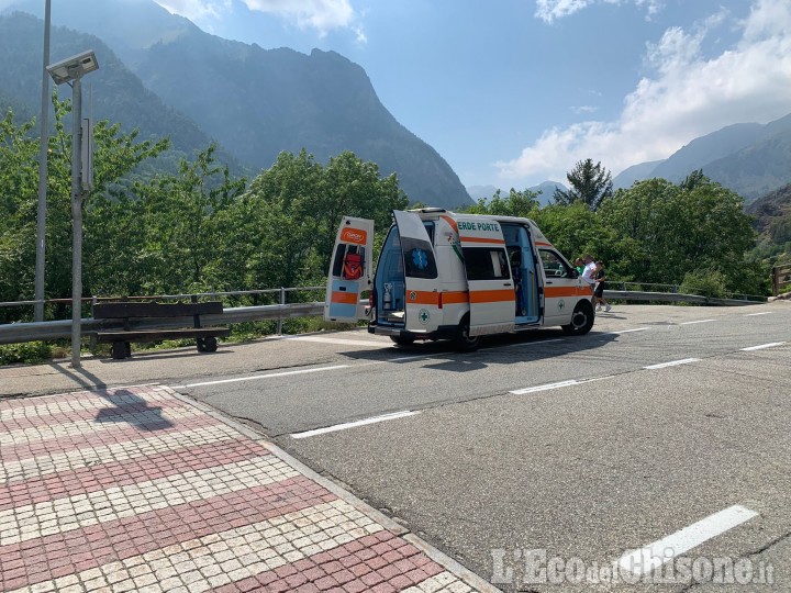 Incidente a Fenestrelle: motociclista in ospedale dopo lo scontro con un'auto