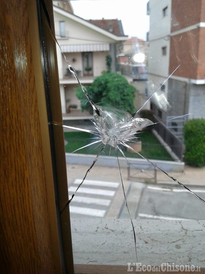 Vinovo: sparano contro una finestra con un fucile ad aria compressa