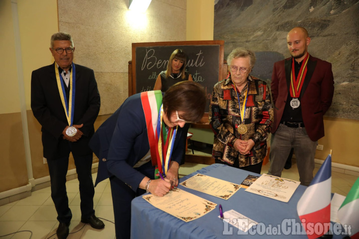 Festa della Bagna Caöda a Faule: taglio del nastro e firma del patto con Arles