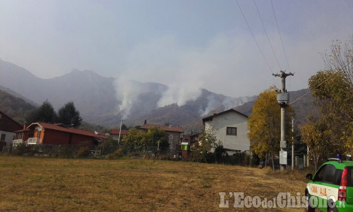 Incendio di Cumiana: i focolai non si placano