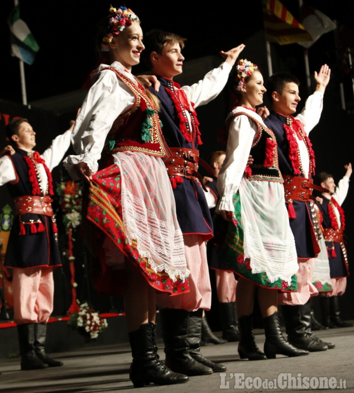 Giaveno: gruppi folkloristica in piazza Mautino 